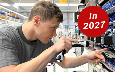 Azubi Elektrotechnik bei der Arbeit an einem Schaltschrank